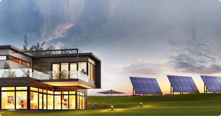 Ein neues Haus steht neben Solarplatten
